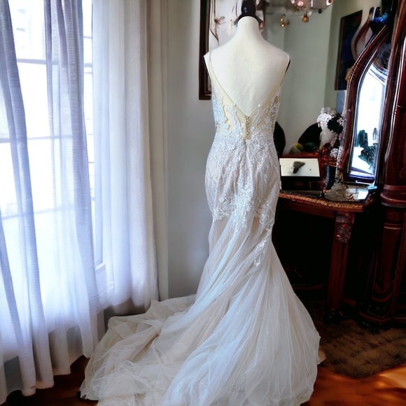 Size 4 Galina Signature/ designer: Vera Wang/ mermaid 🧜‍♀️ wedding dress - Picture 2 of 14